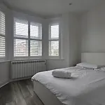 A Lovely 2 Bedroom Flat Ideal For All Occasions